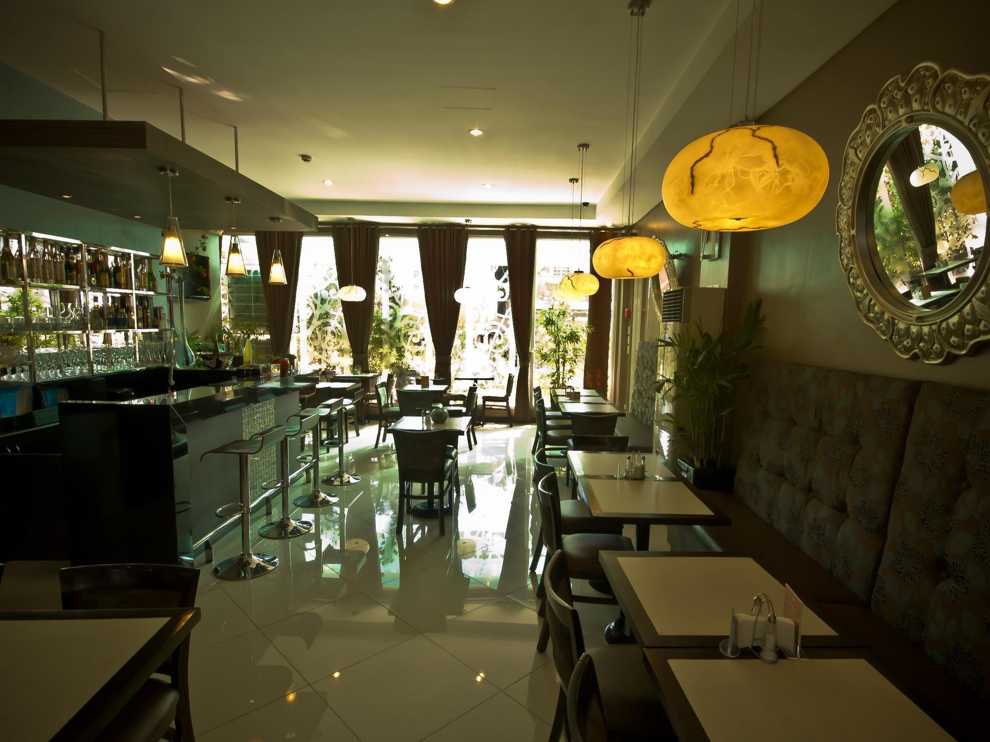 Avitel Hotel Макати Экстерьер фото
