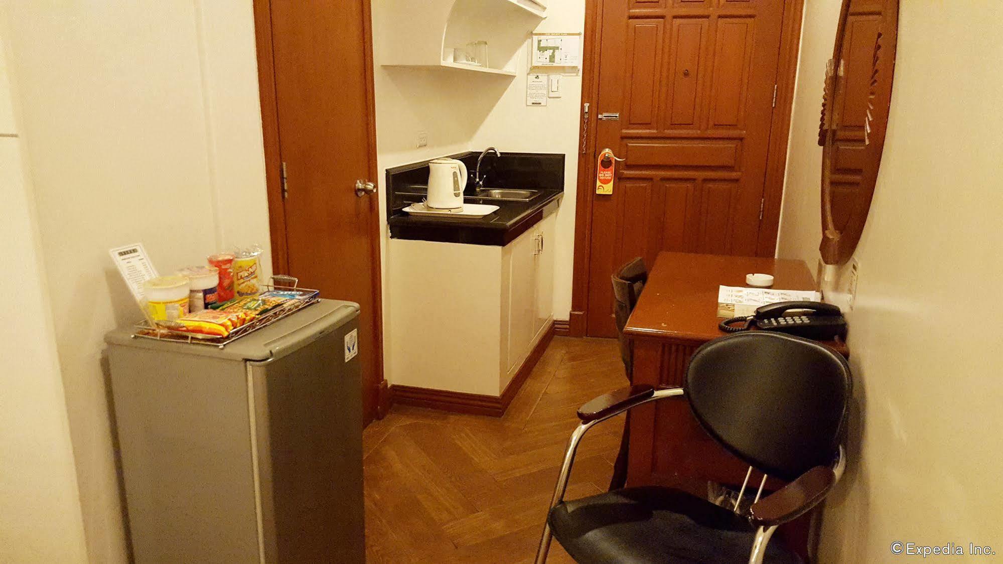 Avitel Hotel Макати Экстерьер фото