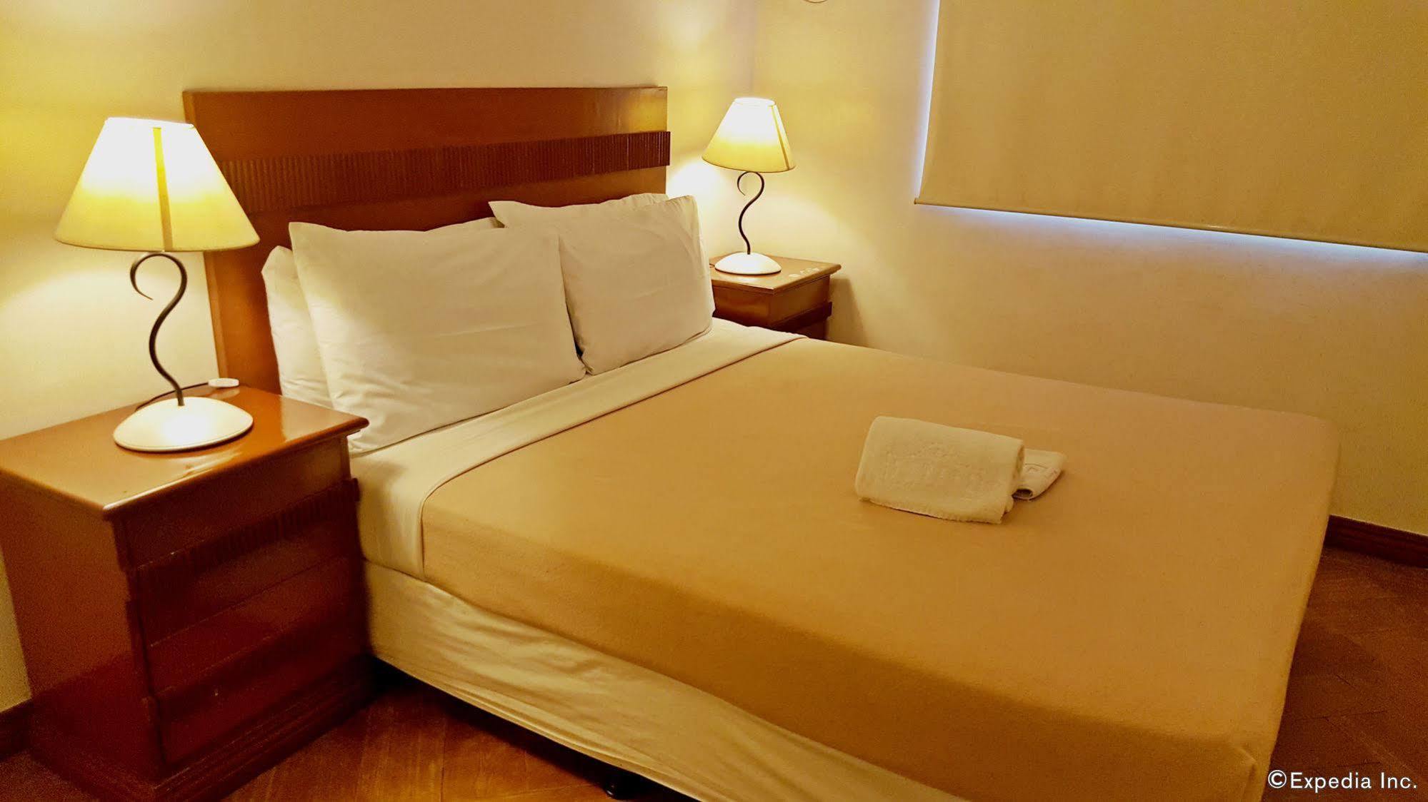 Avitel Hotel Макати Экстерьер фото