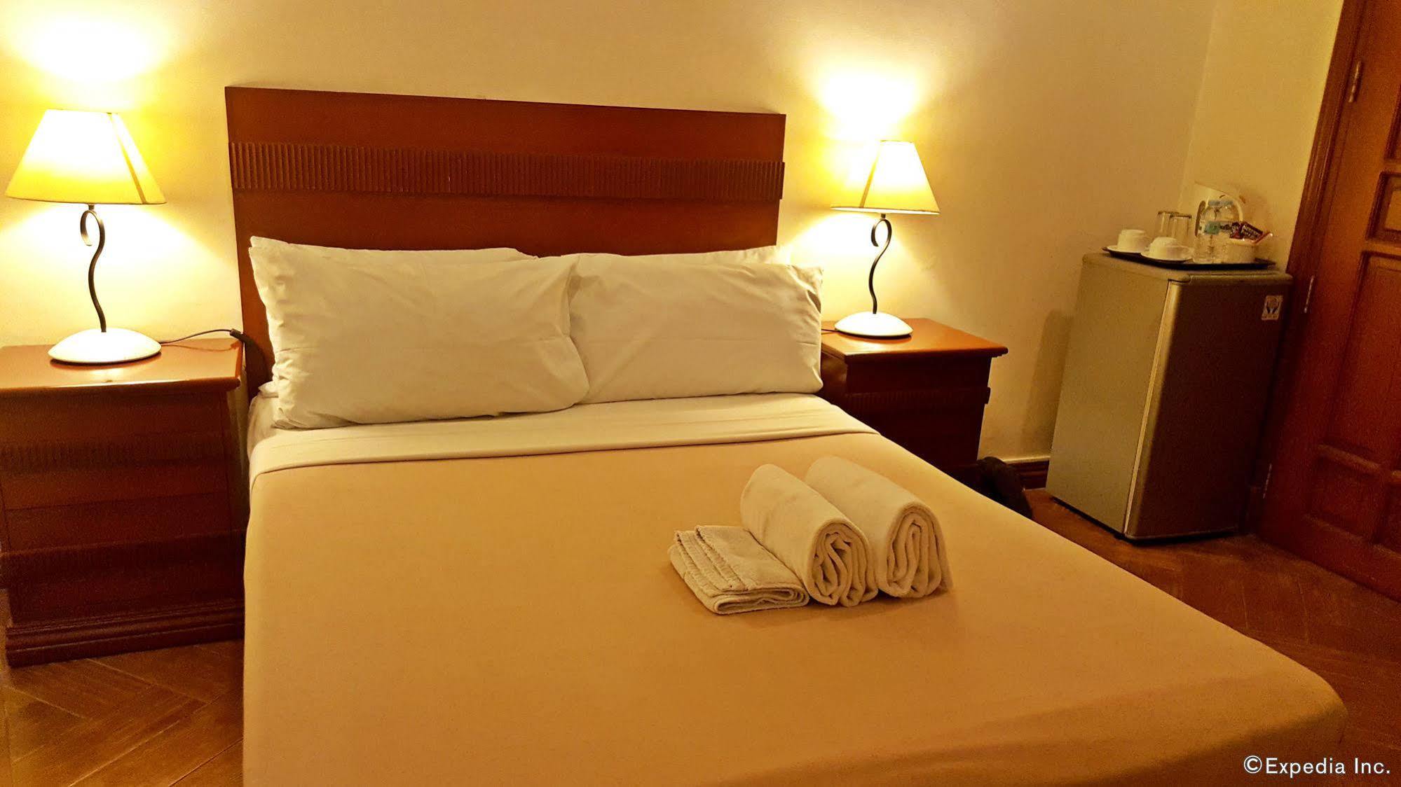 Avitel Hotel Макати Экстерьер фото