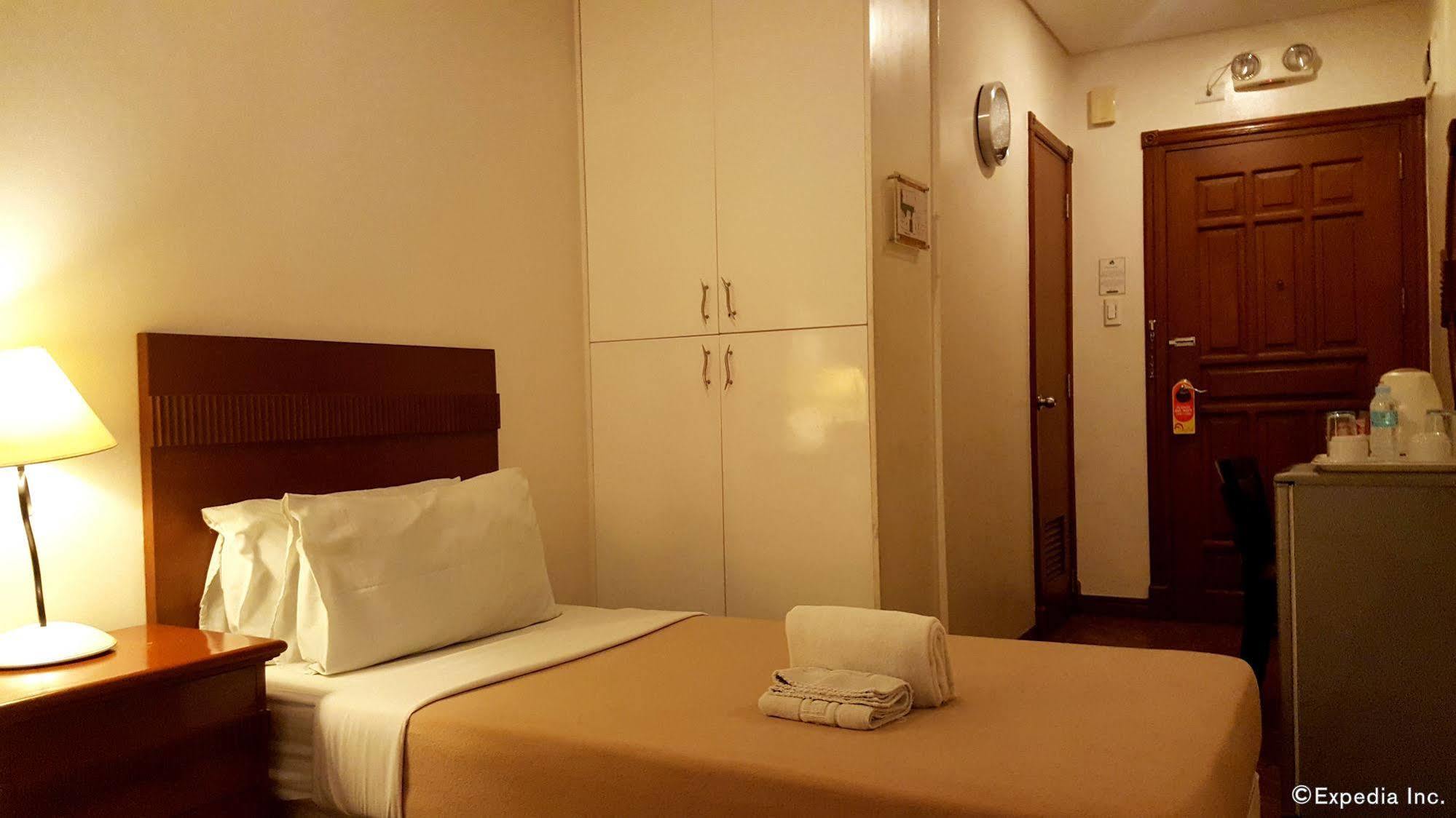 Avitel Hotel Макати Экстерьер фото